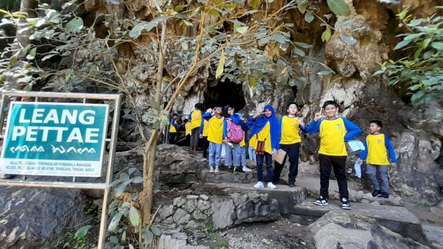 Guru SDN Sudirman IV Makassar Sumbang Buku untuk Rumah Baca Dolli Maros