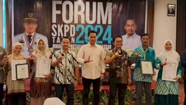 Dinas Perpusatakaan Makassar memberikan penghargaan kepada perpustakaan binaan, Minggu (25/2). 