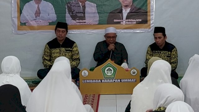 Syamsu Rizal 'Deng Ical' (kiri), Ust. Mursidin (tengah) dan Ustad Muhammad Amir Bakkara. 