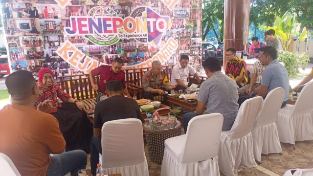 Kejari Jeneponto saat menggelar Balla Aspirasi di teras, dan menyerap aspirasi pegiat antikorupsi. Foto: dok