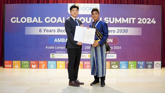 Ikhwandi Chandra Nugraha secara simbolis menerima penghargaan setelah mengikuti Global Goals Summit 2024 di Kuala Lumpur, Malaysia, 25-27 Januari 2024 lalu. Foto: dok