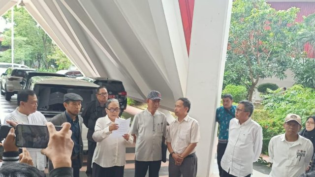 Forum Guru Besar dan Dosen Universitas Hasanuddin (Unhas) melakukan deklarasi menjaga demokrasi Indonesia di Gedung Rektorat Unhas, Jumat (2/2/2024). Foto: harian.news/sinta