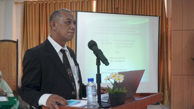Kamarudin Moha saat Ujian Promosi Doktor yang dihelat di Aula Fakultas Kedokteran dan Ilmu Kesehatan Unismuh Makassar, Sabtu (3/02/2024). Foto: harian.news/rasak