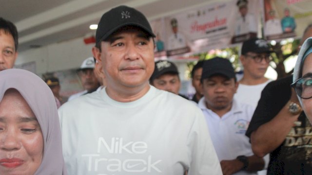 PJ Gubernur Bahtiar Baharuddin saat tiba di Tribun Lapangan Passamaturukang. Foto: Humas Kominfo Jeneponto