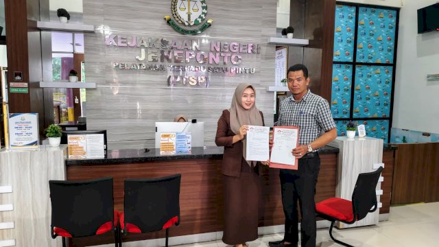 Ketua LPK Sulsel saat melaporkan Kadinkes ke kejari Jeneponto, Senin (5/2/2024). Foto: dok