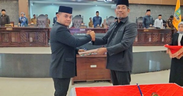 Gelar Rapat Paripurna, DPRD Serahkan Resmi 5 Perda ke Pemkab Sinjai