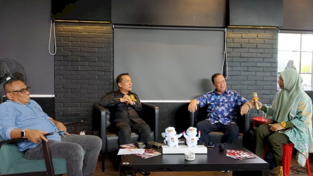 Susana Talkshow Pemilu, di di cafe Plazgozz, kota Makassar, Selasa (6/2/2024). Hadir sebagai pembicara di antaranya Pengamat Komunikasi Politik Universitas Hasanuddin Hasrullah, dan Komisioner KPU Sulsel dari Divisi Sosialisasi dan Pendidikan Pemilih dan Partisipasi Masyarakat, Hasruddin Husain. Foto: harian.news/sinta