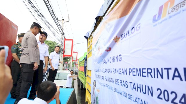 Wali kota Makassar Mohammad Ramdhan Pomanto didampingi Kapolrestabes Makassar Kombes Pol Mokhamad Ngajib, Dandim 1408/BS Letkol Inf Lizardo Gumay, menyalurkan distribusi 40 ton bantuan beras pemerintah di Makassar. Foto: harian.news/sinta