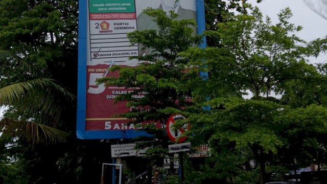 APK yang masih terpasang di billboard jl Hertasning depan kantor Bawaslu kota Makassar, Minggu (11/2/2024), Foto: harian.news/sinta