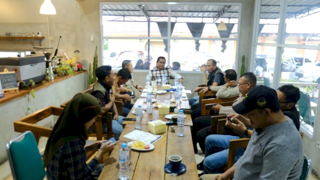 PJ Bupati Jeneponto Junaedi Bakri saat menghadiri rakor persiapan distribusi logistik pemilu di Warkop Kulle. Foto: Dok Humas Kominfo Jeneponto