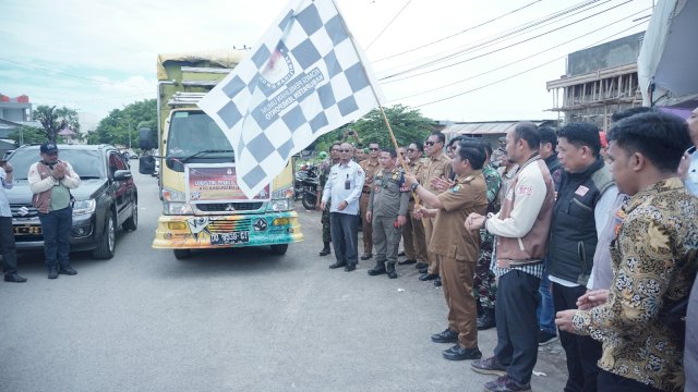 PJ Bupati Jeneponto Junaedi Bakri saat melepas puluhan truk pengangkut logistik pemilu. Foto: dok Humas Kominfo Jeneponto