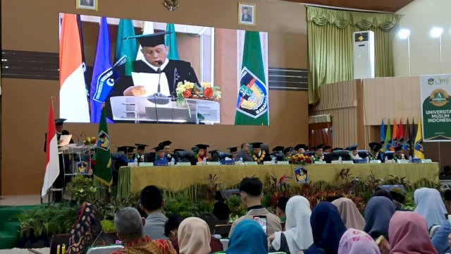 Prof Dr Zainuddin, S.Ag., S.H., M.H. dalam pengukuhan professor di Auditorium Al Jibra, UMI Makassar, Senin (12/2/2024). Foto: harian.news/sinta