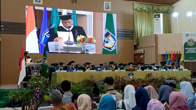 Prof Dr Zainuddin, S.Ag., S.H., M.H. dalam pengukuhan professor di Auditorium Al Jibra, UMI Makassar, Senin (12/2/2024). Foto: harian.news/sinta