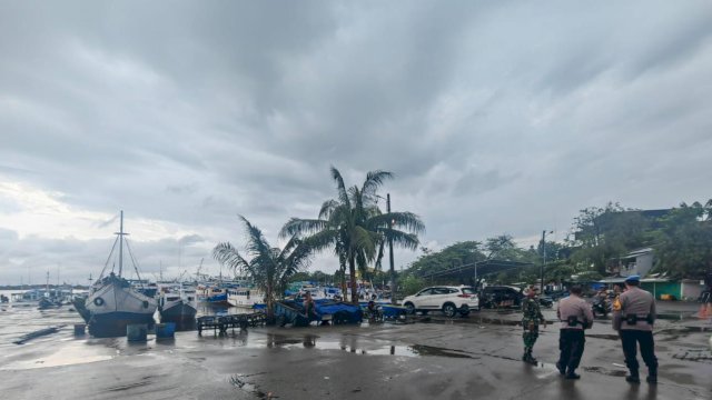 Suasana pemantauan cuaca untuk mendistribusikan logistik pemilu 2024, di pelabuhan Paotere pada, Minggu (11/2/2024) kemarin. Foto: harian.news/sinta