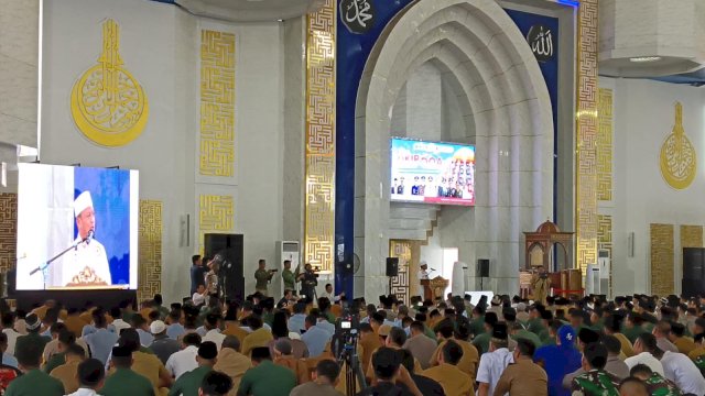 Ustad Das'ad Latif mengisi tausiyah dalam zikir dan doa kebangsaan. Foto: harian.news/sinta