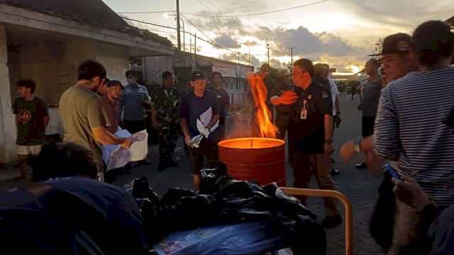 KPU Kota Makassar memusnahkan 207,372 surat suara di gudang logistik, Jl Ir Sutami, Selasa (13/2/2024). Foto: harian.news/sinta