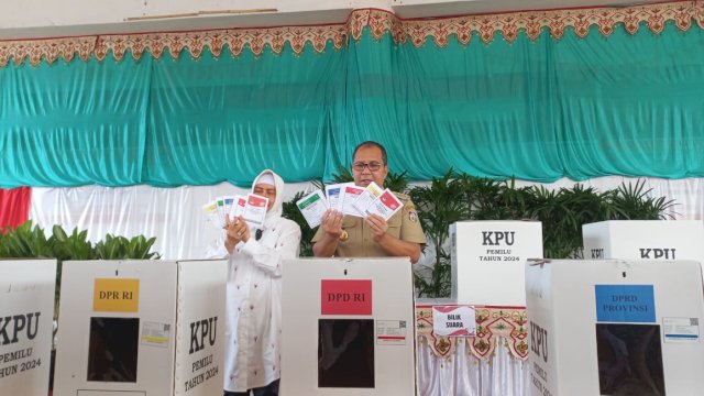 Wali Kota Makassar Moh Ramdhan Pomanto bersama istri menyalurkan hak pilihnya pada Pemilu 2024. Foto: harian.news/sinta