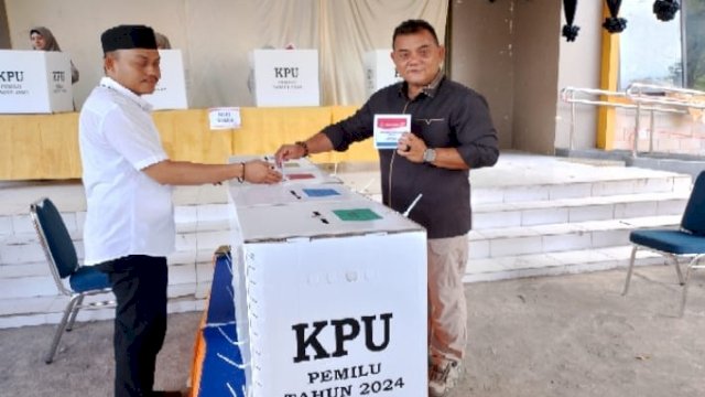 Penjabat (Pj) Bupati Sinjai T.R. Fahsul Falah menyalurkan hak suarnya di Pemilu 2024. Foto: harian.news/bagoes