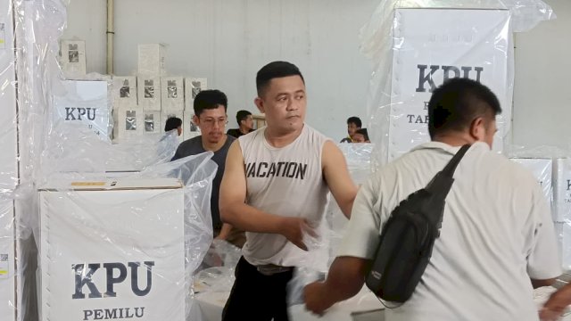 Proses pendistribusian logistik Pemilu di Kota Makassar, belakangan pendistribusian ini menuai banyak hambatan di lapangan. Foto: harian.news/sinta