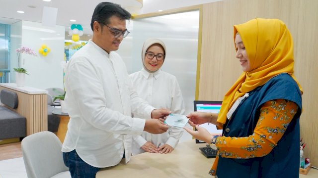 Nasabah sedang menyetorkan uang pelunasan haji 2024 di kantor cabang BSI The Tower Jakarta. Dimana tahap 1 pelunasan haji sejak 9 Januari 2024 sampai 23 Februari 2024. PT Bank Syariah Indonesia Tbk (BSI) siapkan layanan prima untuk masyarakat yang akan melunasi biaya ibadah haji 2024. Foto: harian.news/rasak