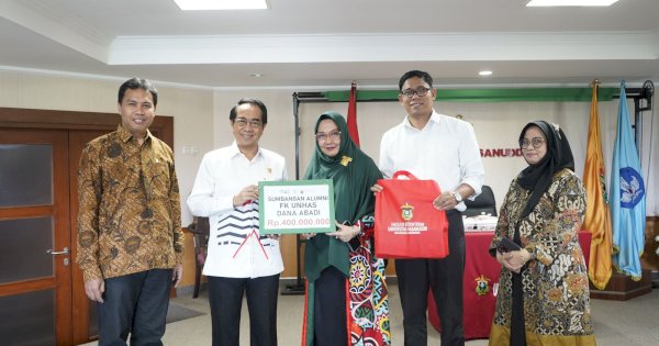 Alumni FK Serahkan Dana Abadi Sebesar Rp 400 Juta ke Universitas Hasanuddin