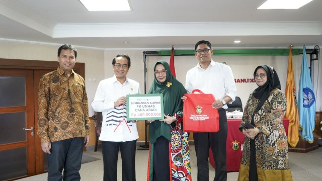 Dekan Prof Haerani Rasyid secara simbolis menyerahkan dana abadi senilai Rp400 juta kepada Rektor Unhas Prof. Jamaluddin Jompa, Kamis (15/02) di Ruang Kerja Rektor, Lantai 8 Gedung Rektorat. Foto: harian.news/rasak