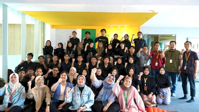 Foto bersama dengan mahasiswa dari berbagai universitas dalam rangka berkolaborasi bersama Kampus Merdeka dalam Kalla Internship Program yang akan berlangsung selama Februari-Juni 2024, di Wisma Kalla Office Building, Jumat (16/2/2024). Foto: harian.news/rasak