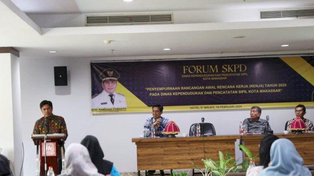 PJ Sekda Kota Makassar, Firman Hamid Pagarra, di kegiatan Forum OPD Dukcapil di Hotel D’Maleo, Jumat (16/02/2024). Foto: harian.news/sinta