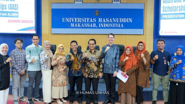 Foto bersama usai kegiatan sharing session Australia Awards Scholarship (AAS) yang digagas Unhas di Ruang Rapat Senat lantai 2 Gedung Rektorat Unhas, Kampus Tamalanrea, pada Senin (19/2/2024). Foto: harian.news/rasak