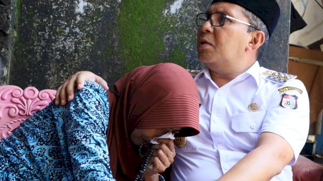 Wali Kota Makassar Moh Ramdhan Pomanto, mengunjungi Harianti, ibunda almarhum Muh Fahriansyah (26) petugas KPPS yang meninggal dunia saat bertugas, Rabu (21/2/2024). Foto: harian.news/sinta