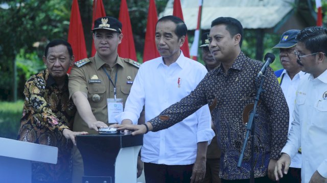 Presiden Jokowi ketiika hadir dalam peresmian Inpres Jalan Daerah Prov Sulsel. Foto: dok HN