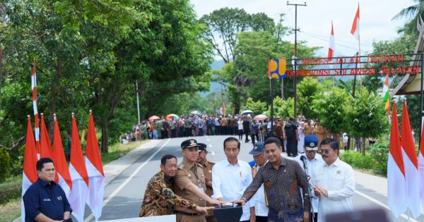 Lanjut Safari ke Pangkep, Jokowi Resmikan Pelaksanaan Inpres Jalan Daerah Provinsi Sulsel