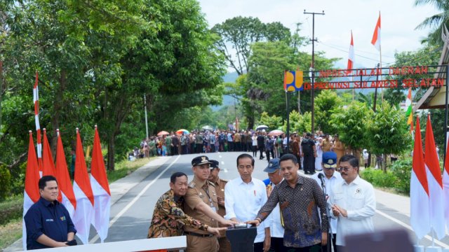 Peresmian pelaksanaan Inpres Jalan Prov Sulsel oleh Presiden Jokowi. Foto: dok
