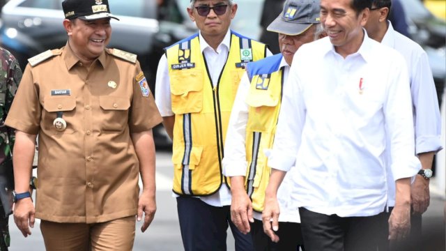Pj Gubernur Sulsel Bahtiar Baharuddin saat menemani Presiden Jokowi di Sulsel. Foto: dok