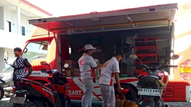 Asmo Sulsel saat mengunjungi Mess PSM Makassar dan memberikan layanan servis gratis untuk pemain dan oficial tim, baik motor matik Honda maupun motor sport Honda, Jumat (23/2/2024). Foto: harian.news/rasak