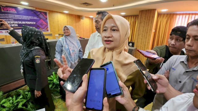 Kepala DP3A Achi Soleman, di Hotel karebosi premier, Selasa (27/2/2024). Foto: harian.news/sinta