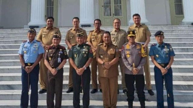 Pj Gubernur Sulsel Bahtiar Baharuddin berfoto bersama jajaran pemerintahan usai bertemu Jokowi di Istana Presiden. Foto: dok