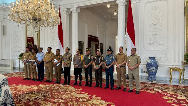 Wali Kota Makassar Moh Ramdhan Pomanto bersama jajaran pemerintah lainnya di Istana Negara. Foto: dok