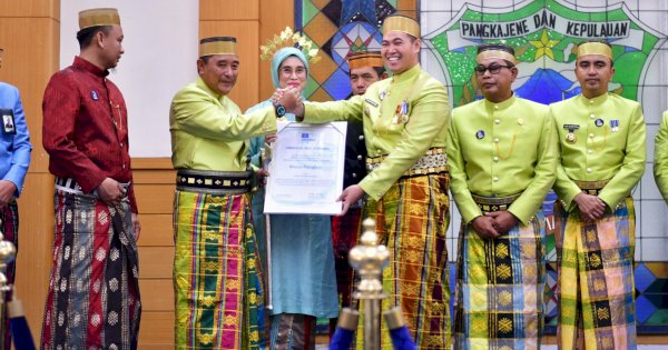 HUT ke-64 Pangkep, Pj Gubernur Sulsel Serahkan Bantuan dan Resmikan Sejumlah Proyek