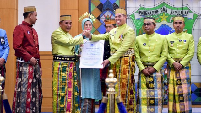Pj Gubernur Sulsel menyerahkan bantuan secara simbolis di puncak HUT Pangkep. Foto: dok