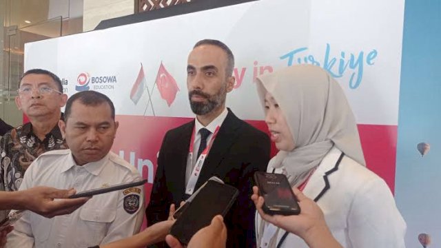Founder Edutolia Education, Ibrahim Albayrak, saat memberikan keterangan pers kepada media usai pembukaan Turkish Universities Fair 2024, Rabu (28/2/2024). Foto: harian.news/rasak