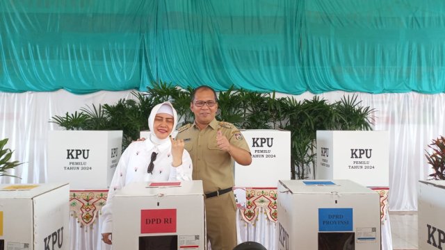 Wali Kota Makassar Moh Ramdhan Pomanto bersama istri menggunakan hak pilihnya pada Pemilu 2024. Foto:harian.News/sinta
