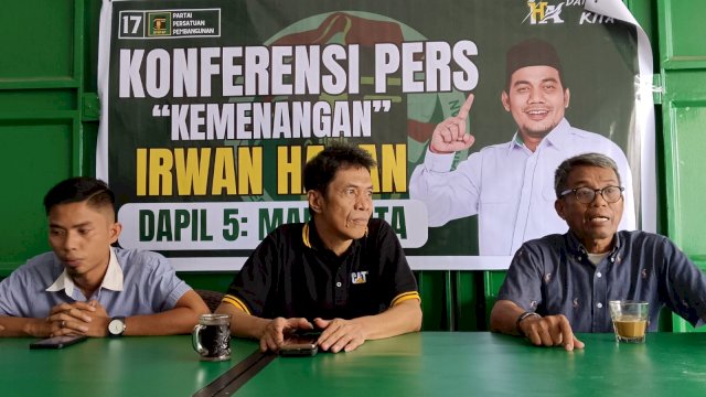 Ketua Tim Pemenangan Irwan Hasan, Iskandar Ismail (tengah) pakaian hitam dan Wakil Ketua DPC PPP Makassar Sampara Sarif (kanan), di posko pemenangannya,  jl tupai Makassar, Kamis (22/2/2024). Foto: harian.news/sinta