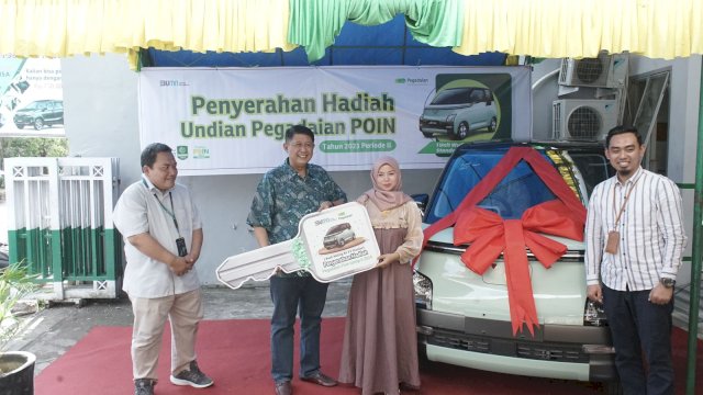 Pemimpin Wilayah PT Pegadaian Makassar, Edwin S. Inkiriwang secara simbolis hadiah pemenang undian Pegadaian POIN Periode II 2023 pada Rabu (31/1/2024) lalu di Kantor Pusat PT Pegadaian. Foto: dok