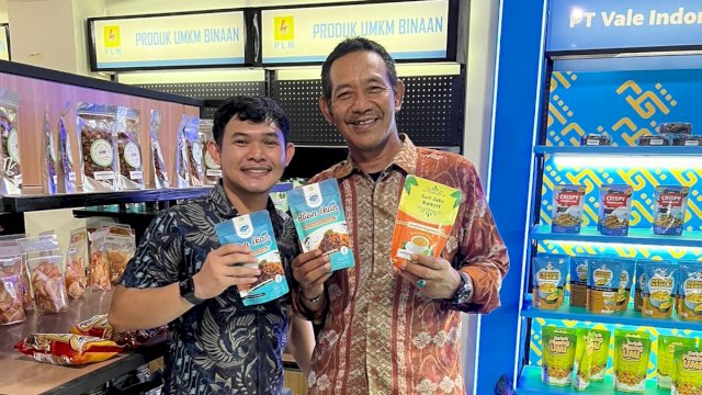 General Manager PLN UID Sulselrabar, Moch. Andy Adchaminoerdin bersama salah satu pemilik UMKM Pia, Raja Bulang. Foto: ist