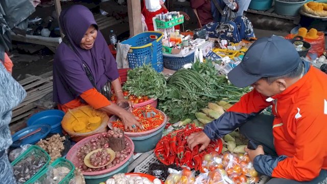 PJ Bupati Jeneponto Junaedi Bakri saat Mengunjungi Pasar Tamanroya. Foto: dok Humas Kominfo Jeneponto