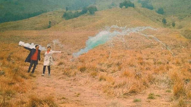 Momen foto pra nikah di Bukit Teletubbies di kawasan Gunung Bromo yang menggunakan flare sebabkan kawasan tersebut terbakar. Foto: Dok. Polres Purbolinggo