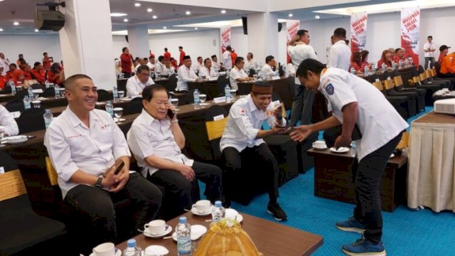 Ketua PMI Makassar, Syamsu Rizal MI (kiri) bersama Rafiuddin Hamarung di Musprov PMI Sulsel, Selasa (5/3). 