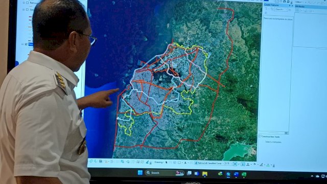 Wali Kota Makassar Mohammad Ramdhan Pomanto memaparkan rancangan rute transportasi Metro Kapsul, foto: HN/Sinta