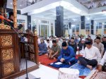 Tarawih di Desa Kabba, Bupati MYL Salurkan Sembako dan Perlengkapan Salat